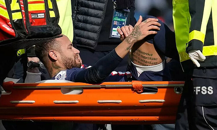 Neymar bị cáo buộc liên tục uống rượu khi đến sân tập của PSG