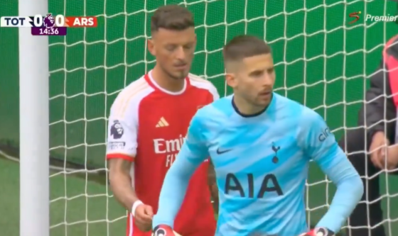 Ben White gây bất ngờ khi đối đầu với thủ môn của Tottenham