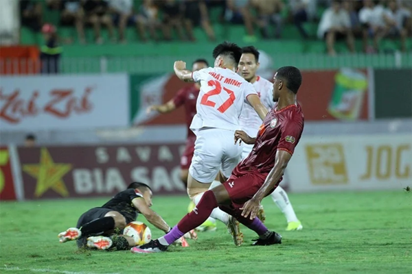 Thủ môn Đội tuyển Việt Nam gặp phải sự cố “kinh hoàng” sau va chạm mạnh
