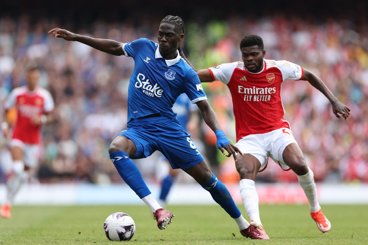 Everton gặp khó khăn, Arsenal nắm bắt cơ hội ‘làm ăn lớn’