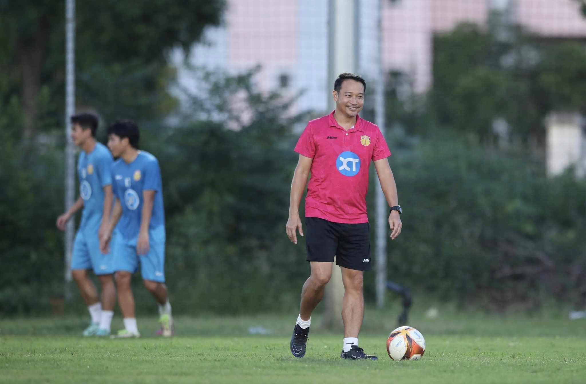 HLV Nam Định lo lắng khi dẫn đầu V-League: “Các đội đã hiểu rõ chiến thuật của chúng tôi”